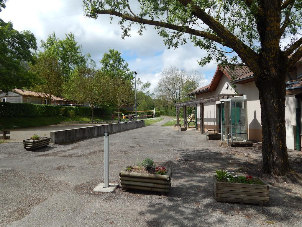 Camping Du Moulin Hotel Meyrieu-les-Etangs Exterior photo